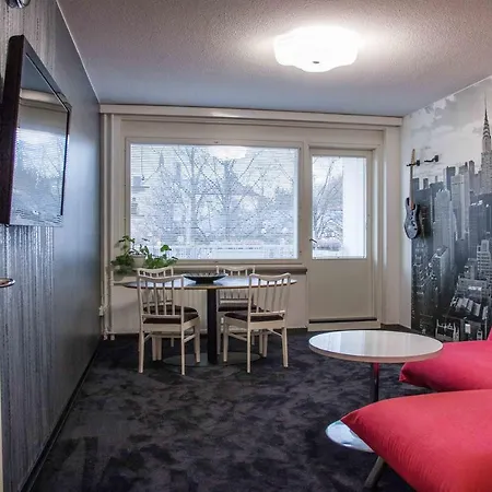 Iso Perheasunto Keskustassa, Saerkaenniemen Laehellae 公寓