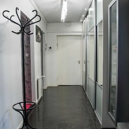 Iso Perheasunto Keskustassa, Saerkaenniemen Laehellae 坦佩雷