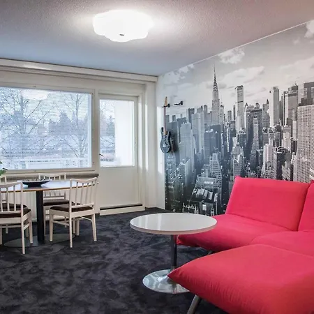 Iso Perheasunto Keskustassa, Saerkaenniemen Laehellae *