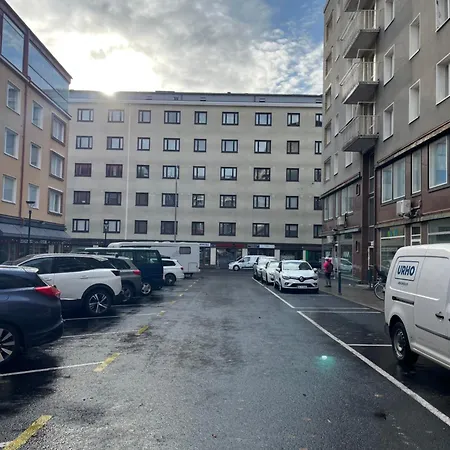 Iso Perheasunto Keskustassa, Saerkaenniemen Laehellae