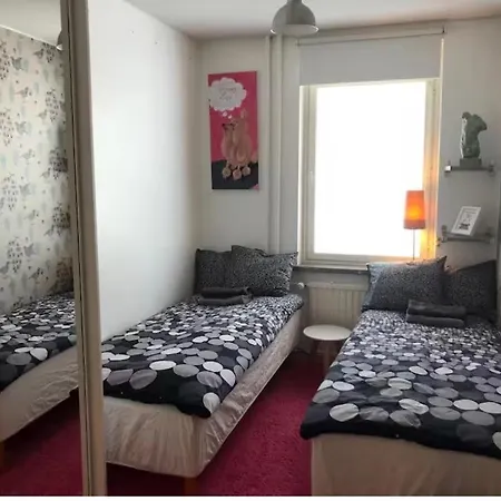شقة Iso Perheasunto Keskustassa, Saerkaenniemen Laehellae *